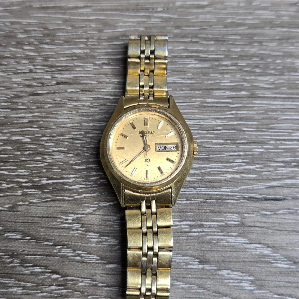 Vintage Seiko Quartz Women Gold Tone Watch Day Date Champagne Dial SQ Japan 2428